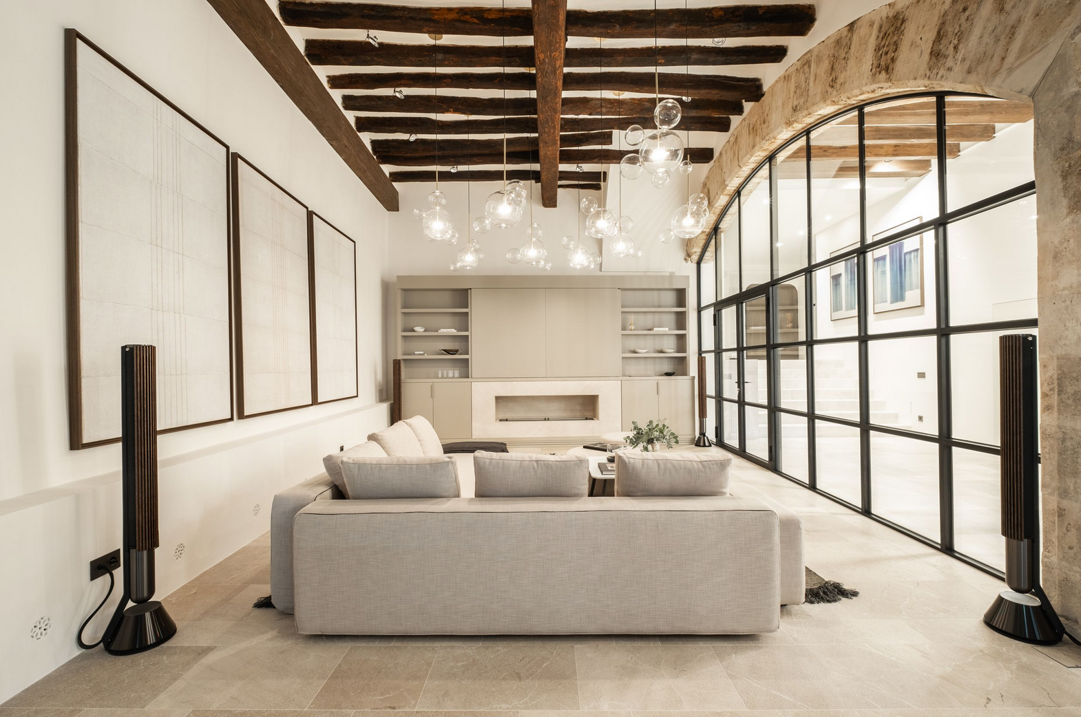 Esta villa de lujo está ubicada en el cosmopolita y animado barrio de Sa Calatrava, uno de los más exclusivos de la isla