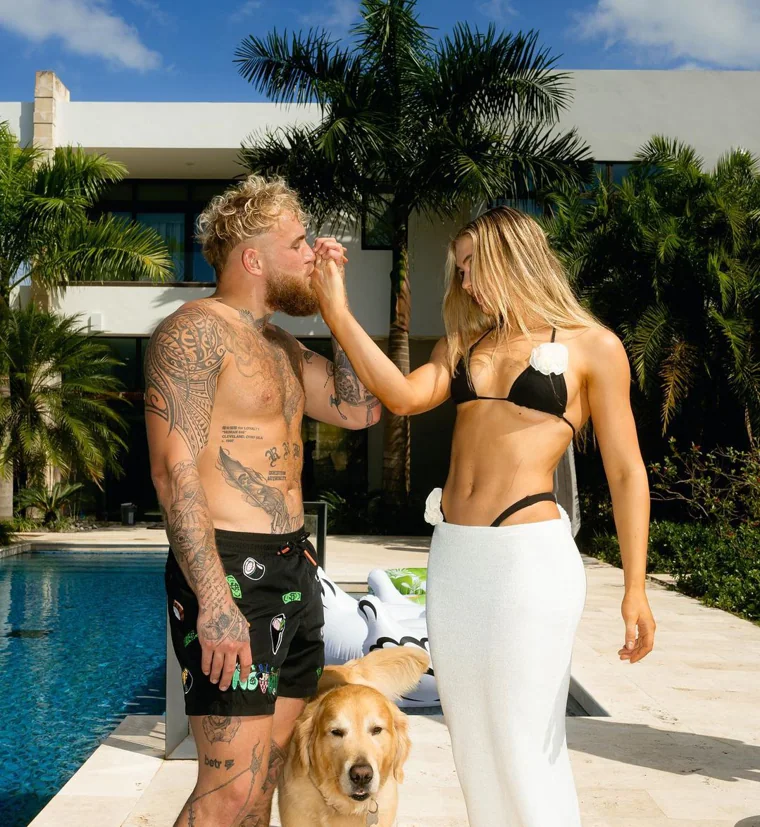 Jake Paul con su novia en el jardín de su casa en Puerto Rico