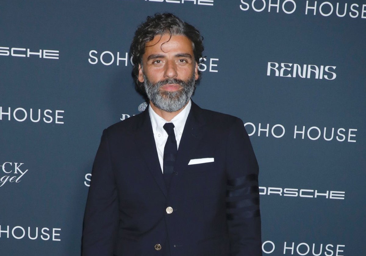 Oscar Isaac con una barba densa y tupida.