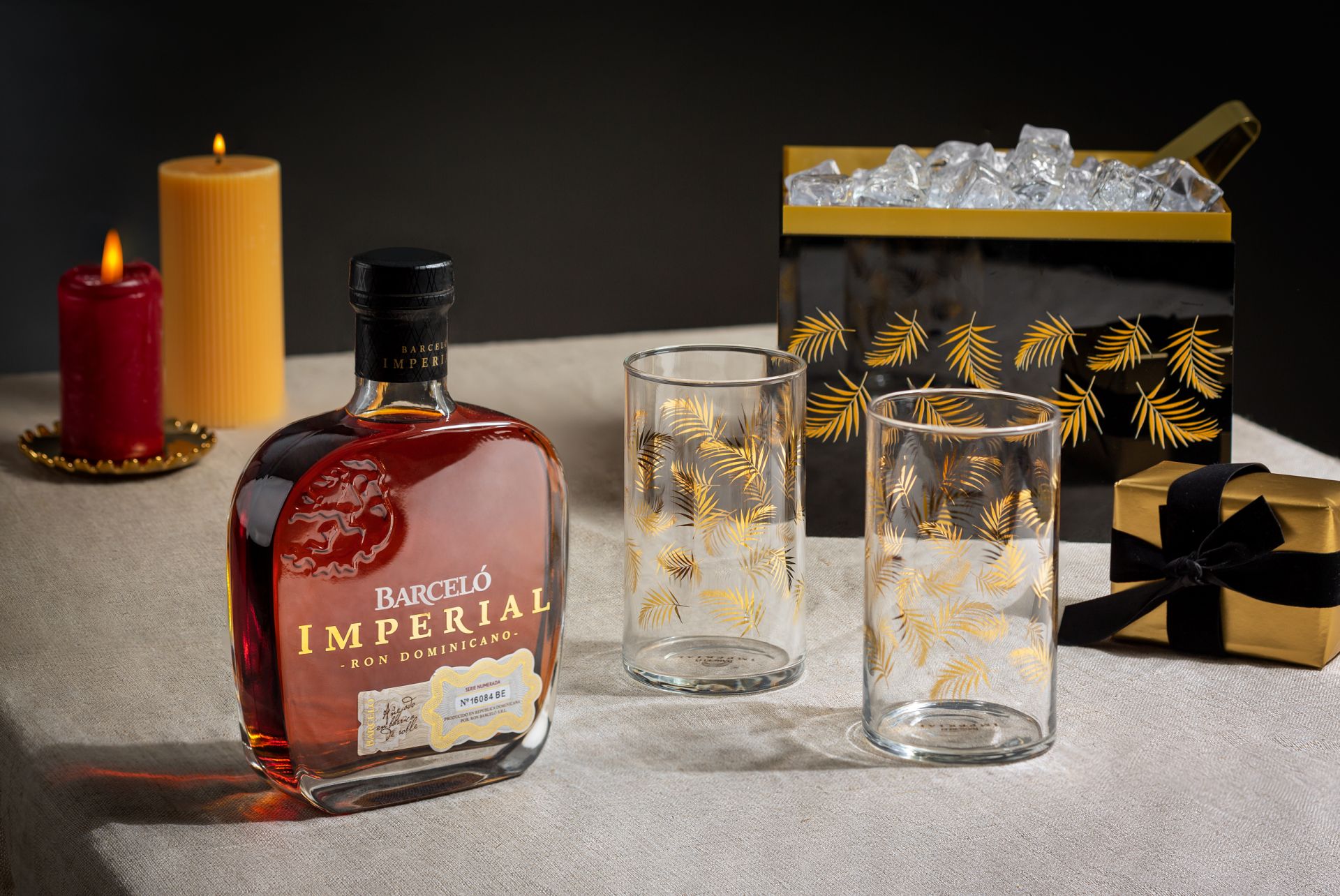 Ron Barceló Imperial ha creado el regalo perfecto para estas fiestas, una caja que esconde un pequeño bar con todo lo necesario para preparar unas copas y disfrutar de una gran sobremesa. En tonos negro y dorados, el set incluye una botella de Ron Barceló Imperial, dos vasos estilo Capri con las icónicas palmeras de República Dominicana serigrafiadas y unas pinzas para el hielo. Además, el estuche tiene una doble función: la caja se transforma en una cubitera para conservar el hielo, y además sirve de almacenaje para guardar todo lo necesario para preparar unas copas. Una edición limitda a tan solo 50 unidades y disponible a la venta en Amazon. Precio: 50€