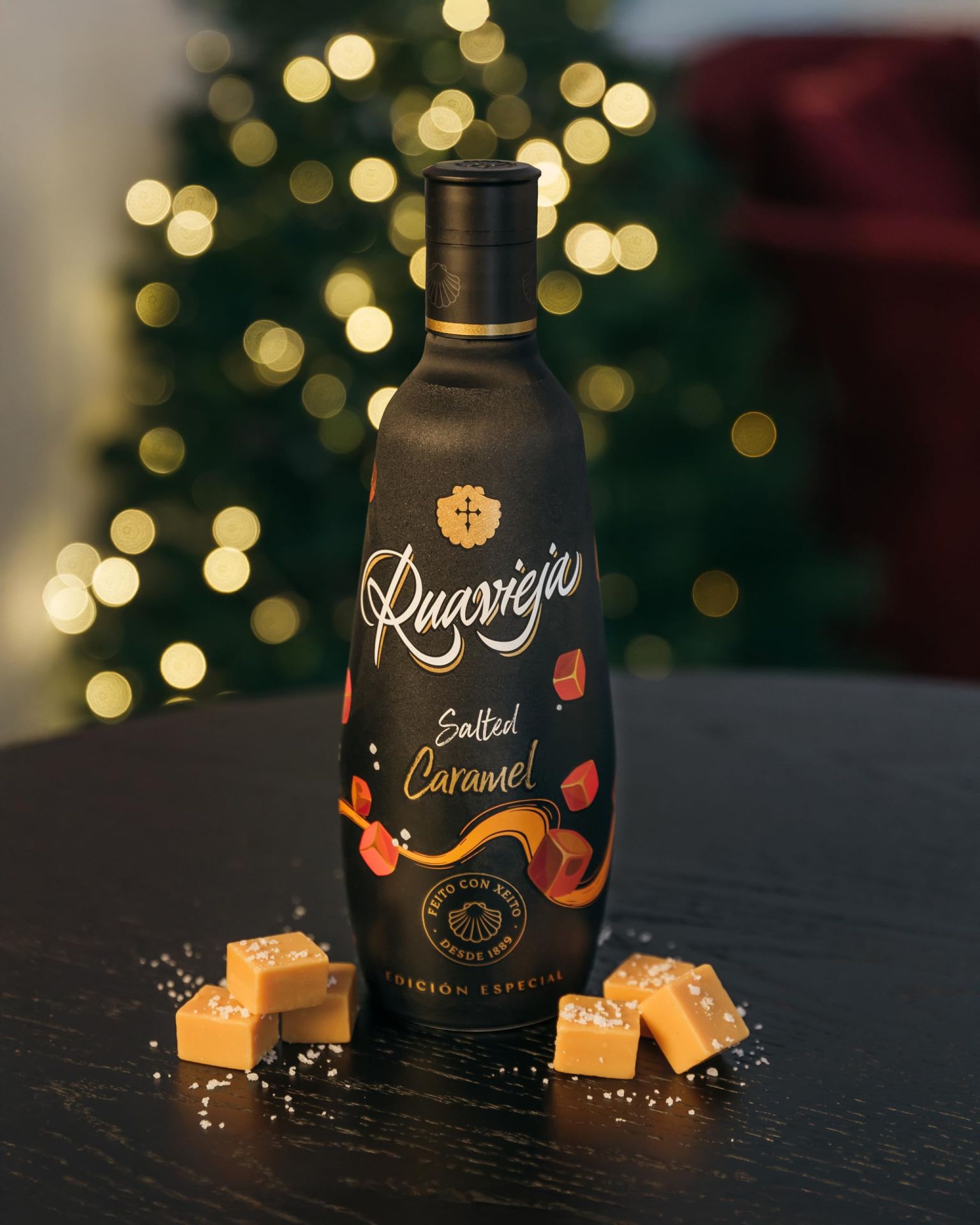 Ruavieja lanza para estas fiestas una nueva edición limitada: Ruavieja Salted Caramel, una crema suave que combina la dulzura del caramelo con un sutil y elegante toque salado. Esta fusión de sabores crea una experiencia única, donde cada sorbo envuelve el paladar con una sensación cálida y reconfortante, perfecta para las celebraciones más especiales.Su textura cremosa y un acertado equilibrio de sabores dispuestos para convertir cada sobremesa en una experiencia inolvidable. Precio: 13,85€.