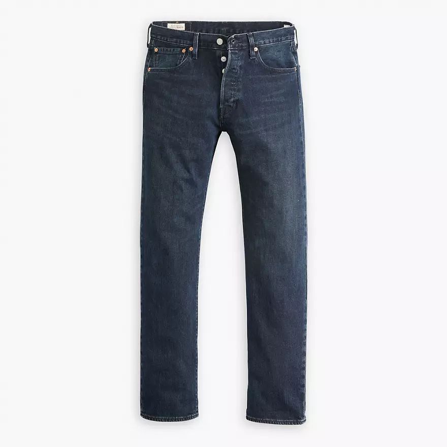 Si apuestas por renovar básicos, el modelo 501 de Levi´s es un infalible cuando hablamos de jeans. De pierna recta clásica y un estilo emblemático, son el prototipo de vaqueros modernos, grabados a fuego en nuestra mente desde que el mismísimo Levi Strauss los inventara en 1873. Hasta hoy, nunca han dejado de estar de moda. Precio: 120 euros