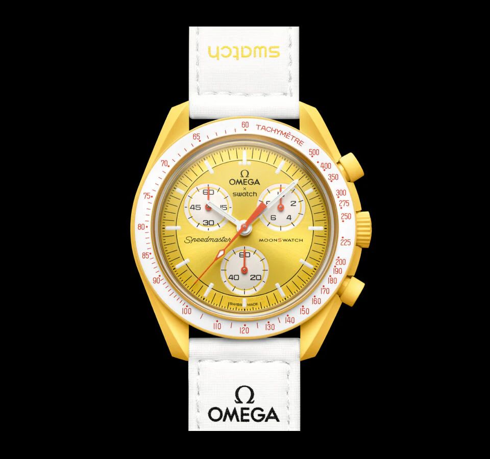 Los fanáticos de la relojería no podrán resistirse a los modelos de la colección Bioceramic Moonswatch de Omega x Swatch. Modelos como el 'Mission to de Sun' en color amarillo brillante como el Sol viene con una sofisticada esfera cepillada de color dorado y una correa blanca de velcro. Precio: 275 euros