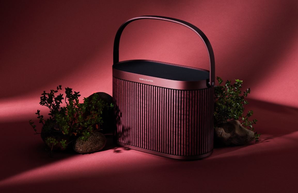 Con motivo de las fiestas navideñas, Bang & Olufsen presenta Beosound A5 Cranberry Red Atelier Edition, parte de un número limitado de productos que representan la máxima expresión de la artesanía del sonido. Limitado a tan solo 120 unidades, el altavoz y el asa de Beosound A5 con acabado perlado proporcionan un discreto acabado mate, combinado con una cubierta de madera teñida en rojo arándano. Cuenta con Wi-Fi y Bluetooth con batería de larga duración y carga inalámbrica incorporada, proporciona un sonido cristalino de 360 grados, sumergiendo a los oyentes en su música favorita, ya sea en casa o al aire libre. Precio: 2.299 euros