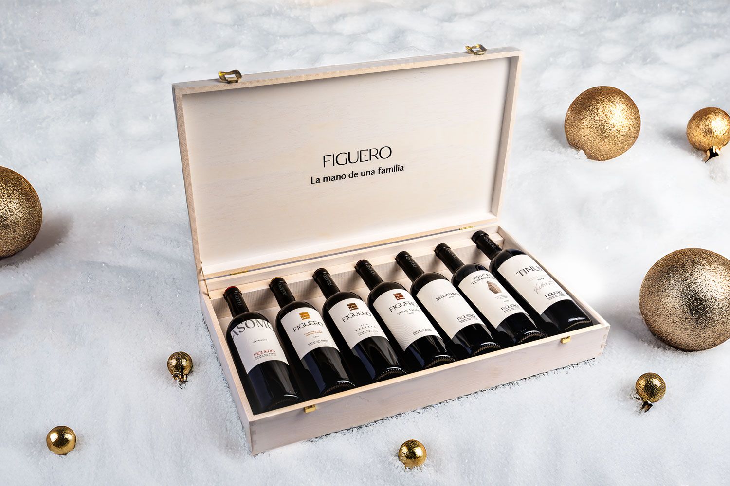 La familia Figuero presenta su Estuche Colección Edición Limitada 2024, un cofre blanco de madera, con el que transformar cualquier celebración navideña en una experiencia inolvidable. Para quien disfruta explorando los aromas y paisajes que solo el vino puede ofrecer, el estuche incluye una gran selección de siete vinos de colección con varios vinos de pueblo, de paraje y de viñedo singular. Precio: 500 euros