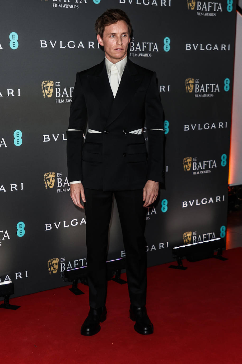 Eddie Redmayne es otro de los famosos que no pueden faltar en la lista de mejor vestidos. El actor se atreve con opciones más arriesgadas, como esta chaqueta con 'cut outs'. 