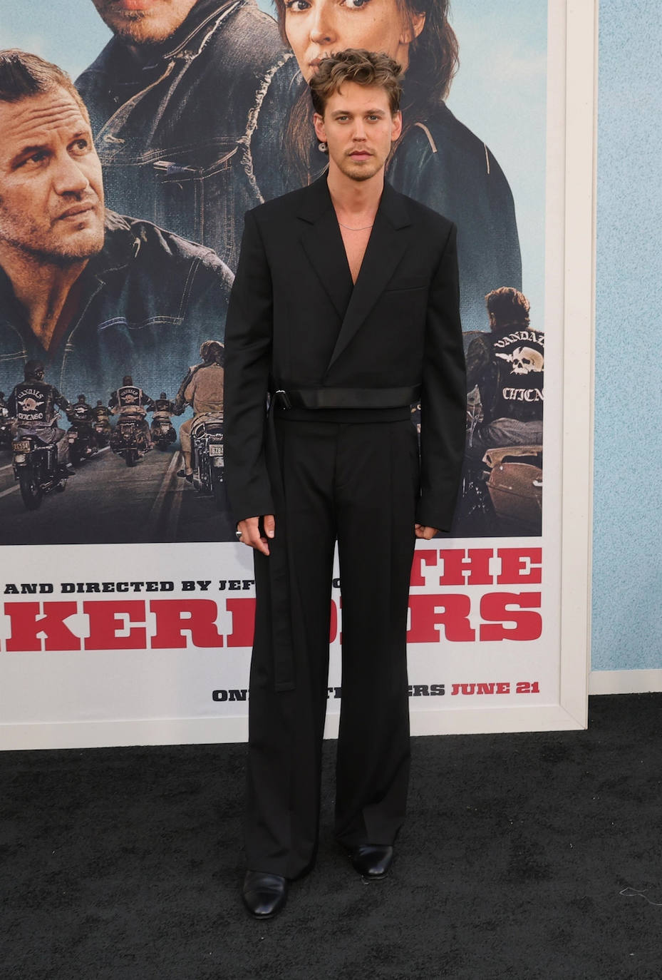 Austin Butler es otro de los hombres más elegantes, con un estilo en el que combina piezas más clásicas con otras más arriesgadas como esta chaqueta tipo torera. 