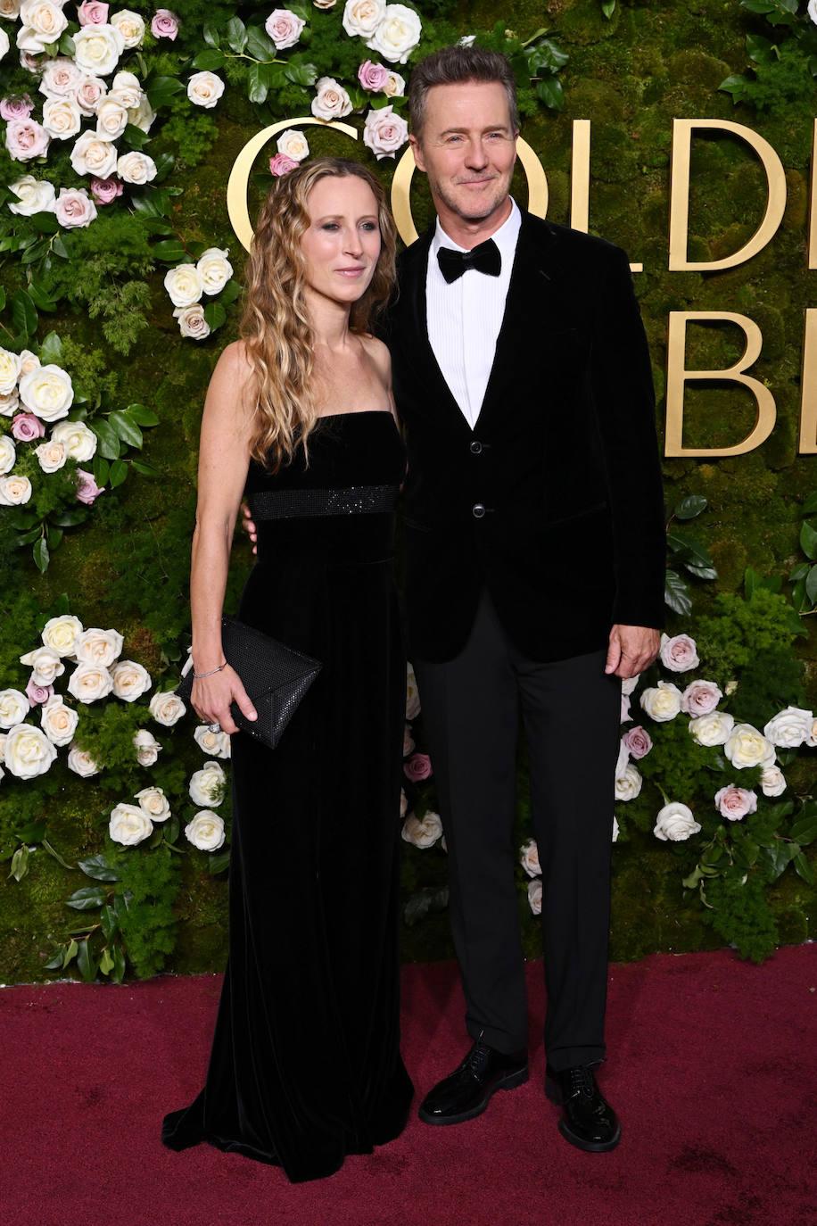 Edward Norton con un look clásico con esmoquin de Georgio Armani que combinó con camisa blanca y pajarita. 