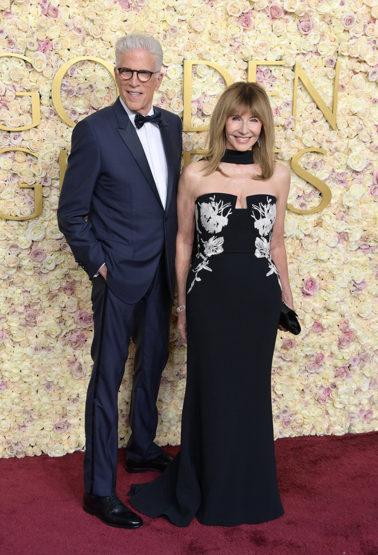 Ted Danson no arriesgó, y lució un esmoquin. 