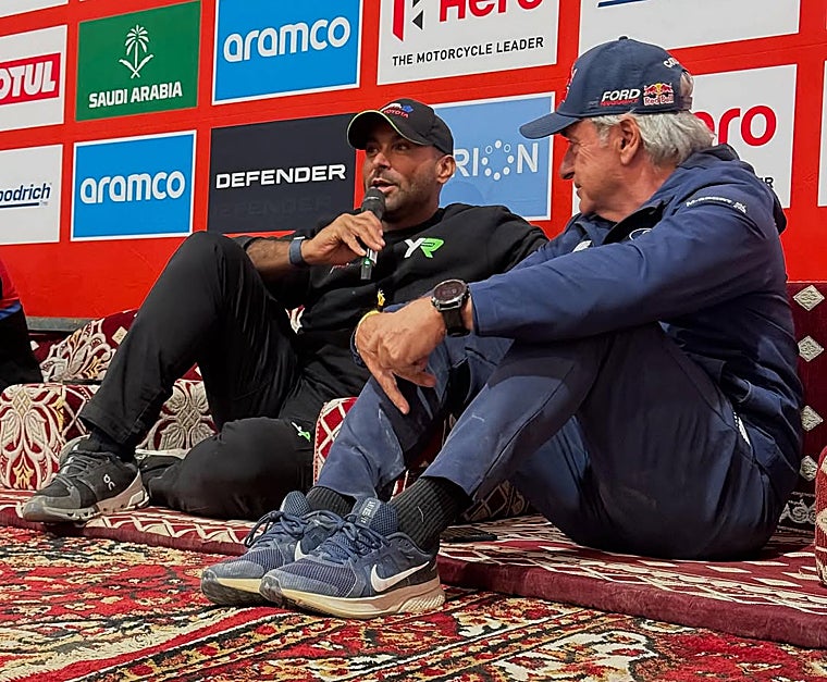 Yazeed Al-Rajhi con Carlos Sainz, en el inicio del Dakar