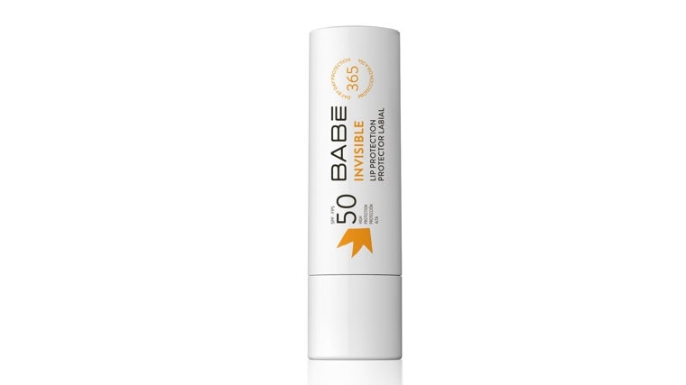 Bálsamo labial SPF de Babe (4 euros). Alta protección solar para labios en textura cremosa y de acabado transparente que además, repara y protege previniendo erupciones inducidas por las radiaciones solares y aporta efecto volumen.