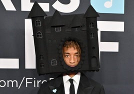 Del castillo en la cabeza de Jaden Smith al cambio de look de Peso Pluma: los hombres no pasan desapercibidos en los Grammy 2025