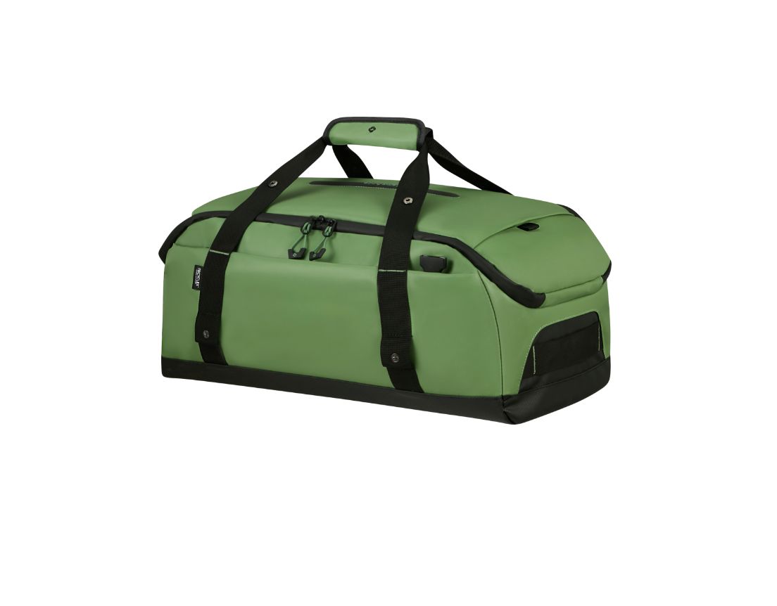 La nueva línea Ecodiver Light de Samsonite se reinventa en un nuevo y apetecible color verde que sorprenderá a los más viajeros. Fabricada con tejido revestido resistente al agua, además de reciclado, esta colección combina la practicidad con la seguridad en un diseño elegante. Su bolsa de viajes se convierte en la opción ideal para una escapada romántica de fin de semana. Precio: 130 euros