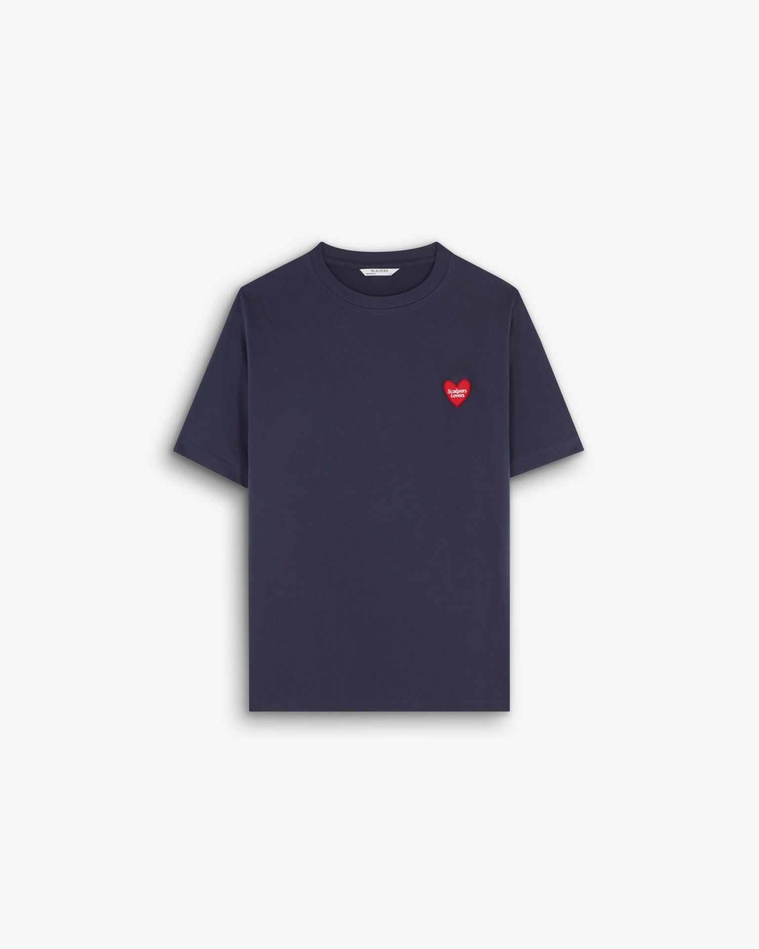 Para los 'fashionistas' más románticos, Scalpers presenta su colección cápsula de San Valentín con una selección de 10 prendas y accesorios diseñados para quienes viven el amor con estilo. Con una estética distintiva y detalles exclusivos como los de la camiseta básica con detalle de corazón en el pecho, disponible en azul marino y en blanco. Su precio es de 34,90 euros