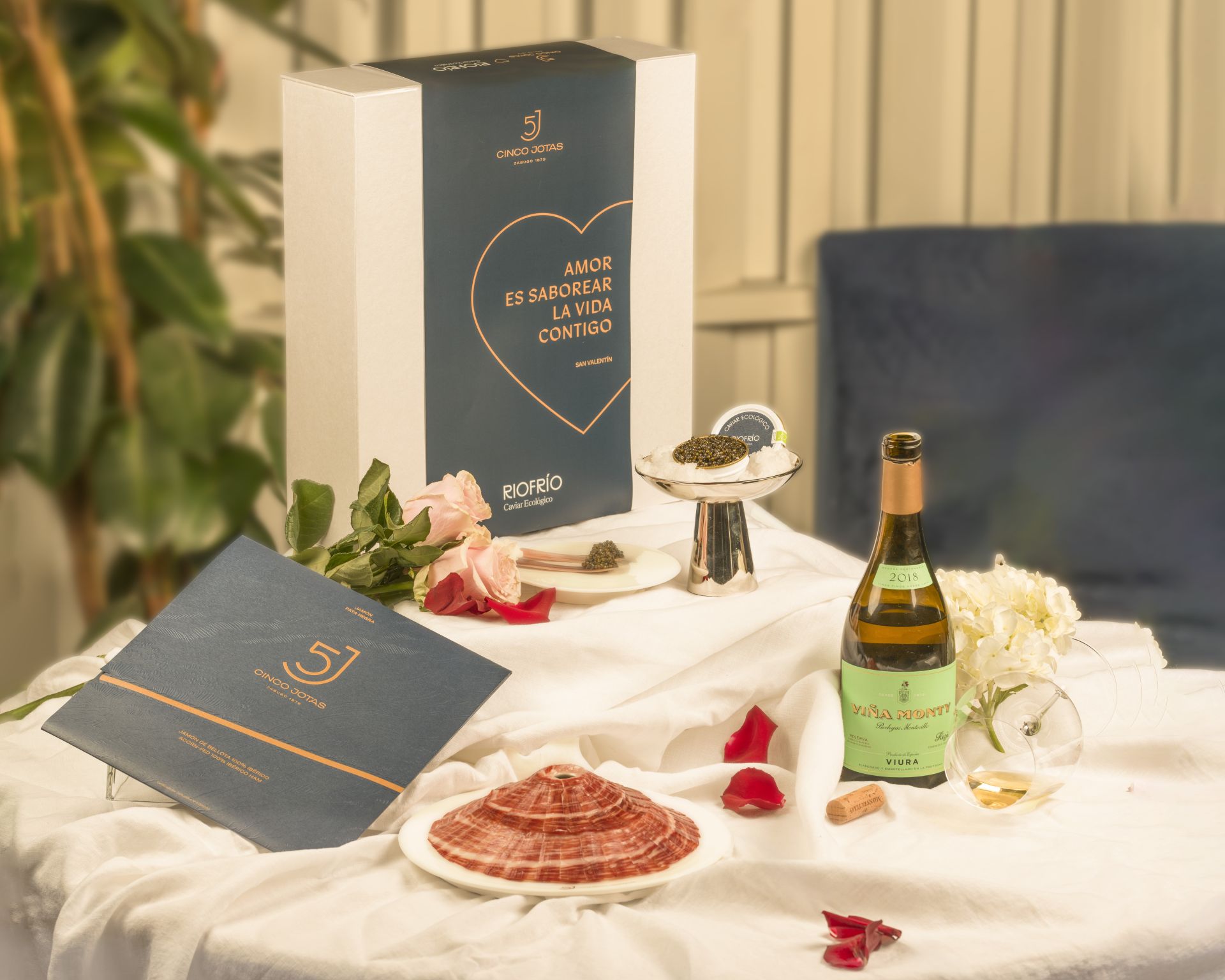 Otra opción con el caviar como protagonista pero en esta ocasión para degustar, es la que proponen Cinco Jotas y Riofrío. Ambas marcas colaboran para este San Valentín con una edición compuesta por jamón de bellota 100% ibérico, caviar ecológico original Naccarii Excellsius y una botella de Viña Monty viura 2018. Un pack, disponible en la web de Riofrío, para saborear y disfrutar la vida con vivencias que se conviertan en un recuerdo único. Su precio es de 220 euros.