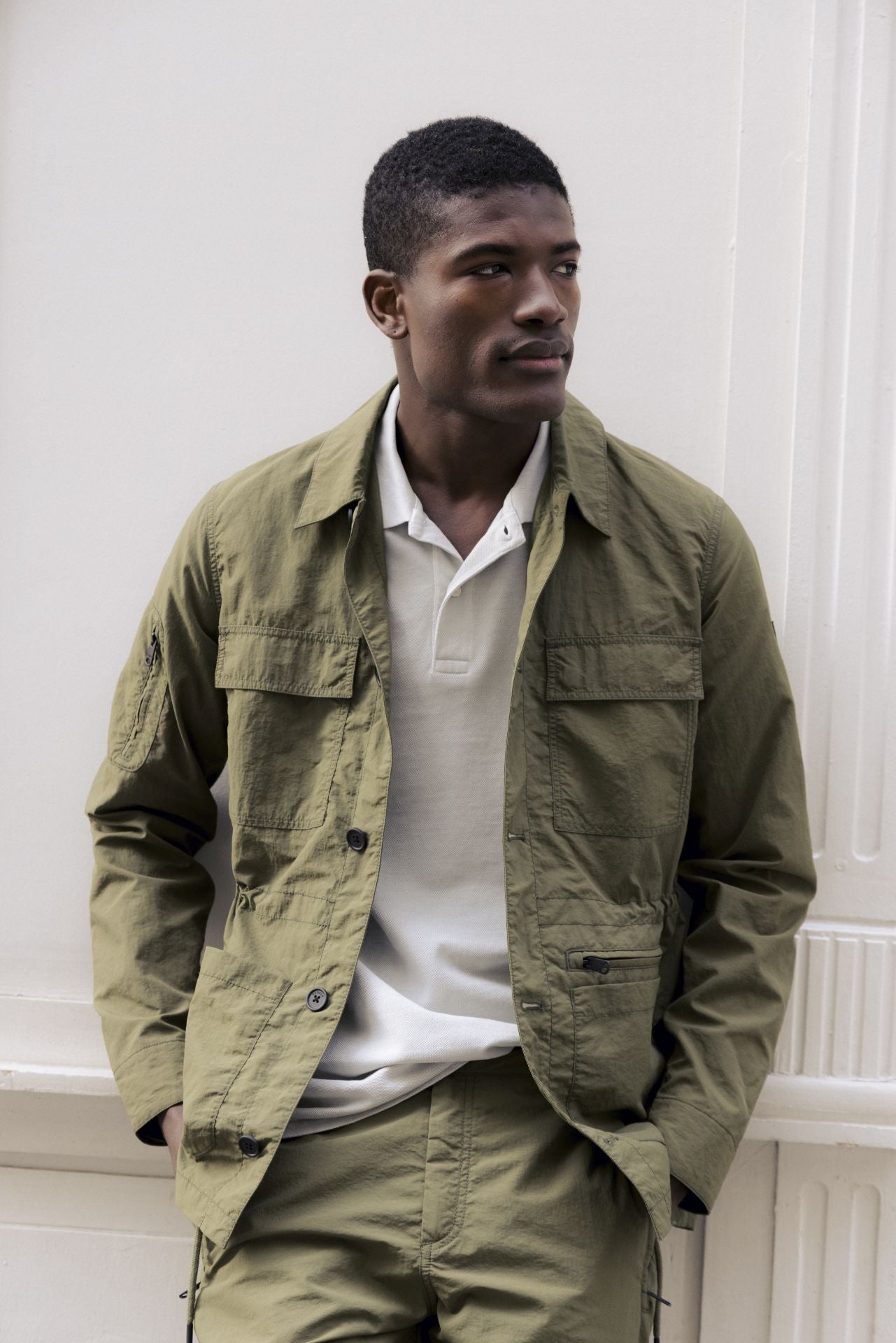 Padres comprometidos. La chaqueta Kamet de Ecoalf está hecha con un material principal de 100% poliamida reciclada. Usando poliamida reciclada, se consigue un importante ahorro de CO2 y agua, además de dar una segunda vida a los residuos. Es repelente al agua, lo que la convierte en la chaqueta perfecta para añadir un toque práctico a cualquier estilismo. Precio: 199,90 euros