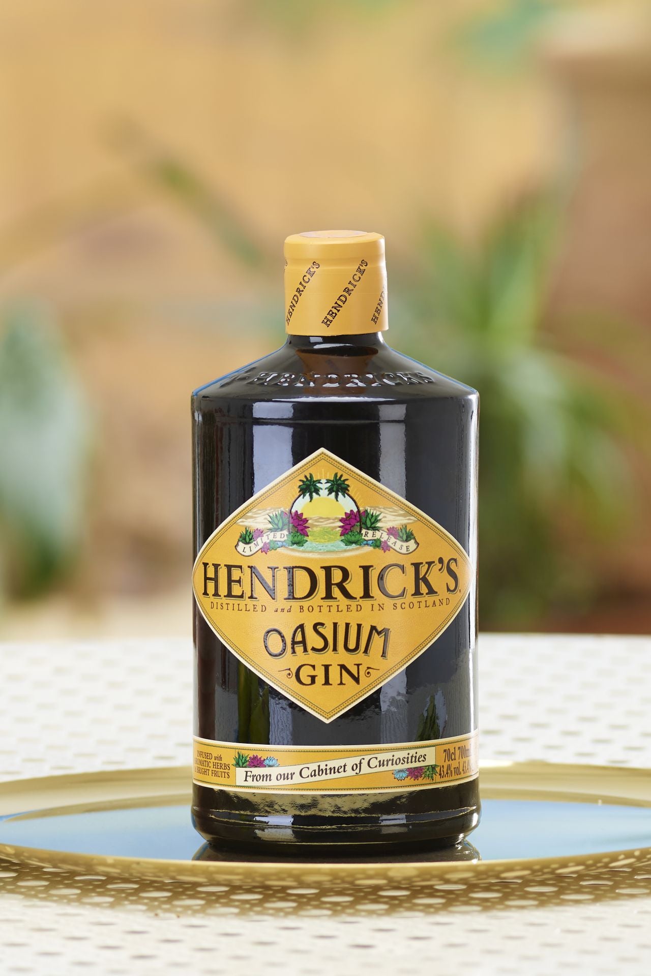 Un oasis hecho ginebra. Si tu padre es más de ginebra, Hendrick´s Oasium es una exquisita nueva propuesta de edición limitada creada por la maestra destiladora Lesley Gracie. Tras participar en un partido de polo en camello, durante un viaje al desierto, Lesley quedó cautivada por un exuberante paraíso de hierbas aromáticas y frutas brillantes. No se trataba de un espejismo; esto le inspiró a crear una nueva edición limitada que recibe el nombre de Hendrick´s Oasium, un curioso oasis de exquisito sabor que se disfruta de forma tentadora con pepino y tónica. Esta exclusiva ginebra podrá encontrarse en el Club Gourmet de El Corte Inglés a un precio de 37,35 euros.