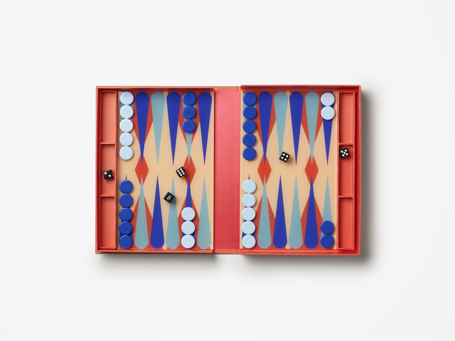 Un juego de diseño. La firma de decoración Casa Vitamina cuenta con una variedad de juegos clásicos de mesa con un diseño cuidado e innovador que sin duda hará las delicias de esos padres que valorar el buen diseño. The Art of Backgammom en un juego que se abre como un libro e ideado en alegres colores y tipografías que dan el toque artístico. Precio: 65 euros