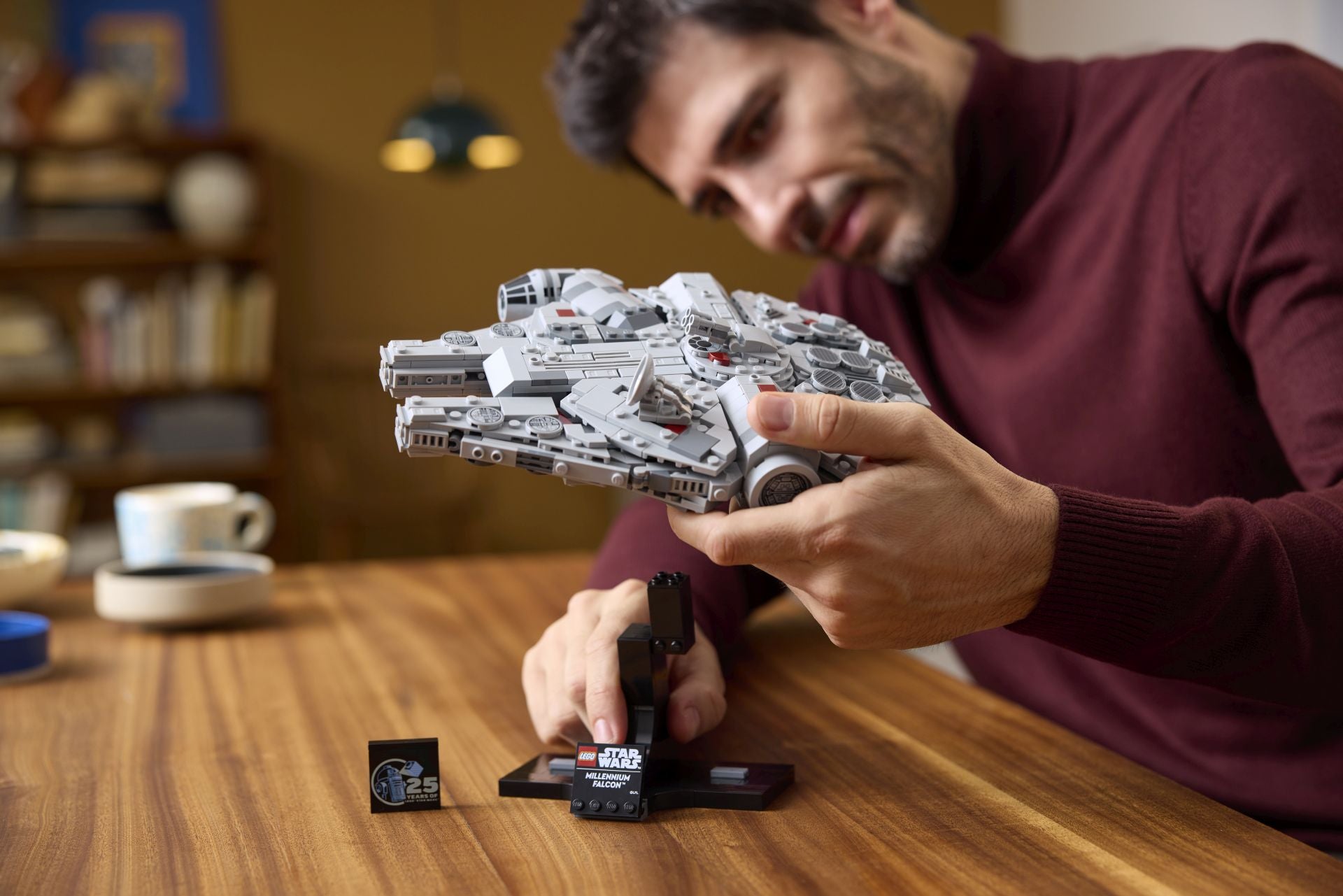 Un regalo de otra galaxia. Para todos esos padres apasionados de Lego, la marca de juguetes propone revivir las escenas más épicas de la saga Star Wars para este día del Padre con opciones como el Halcón Milenario de 921 piezas: una nave espacial a prueba de choques, creada para celebrar el 25º aniversario de la colaboración con Star Wars™. Un acierto seguro tanto para coleccionistas como para amantes de la construcción. Precio: 84,99 euros