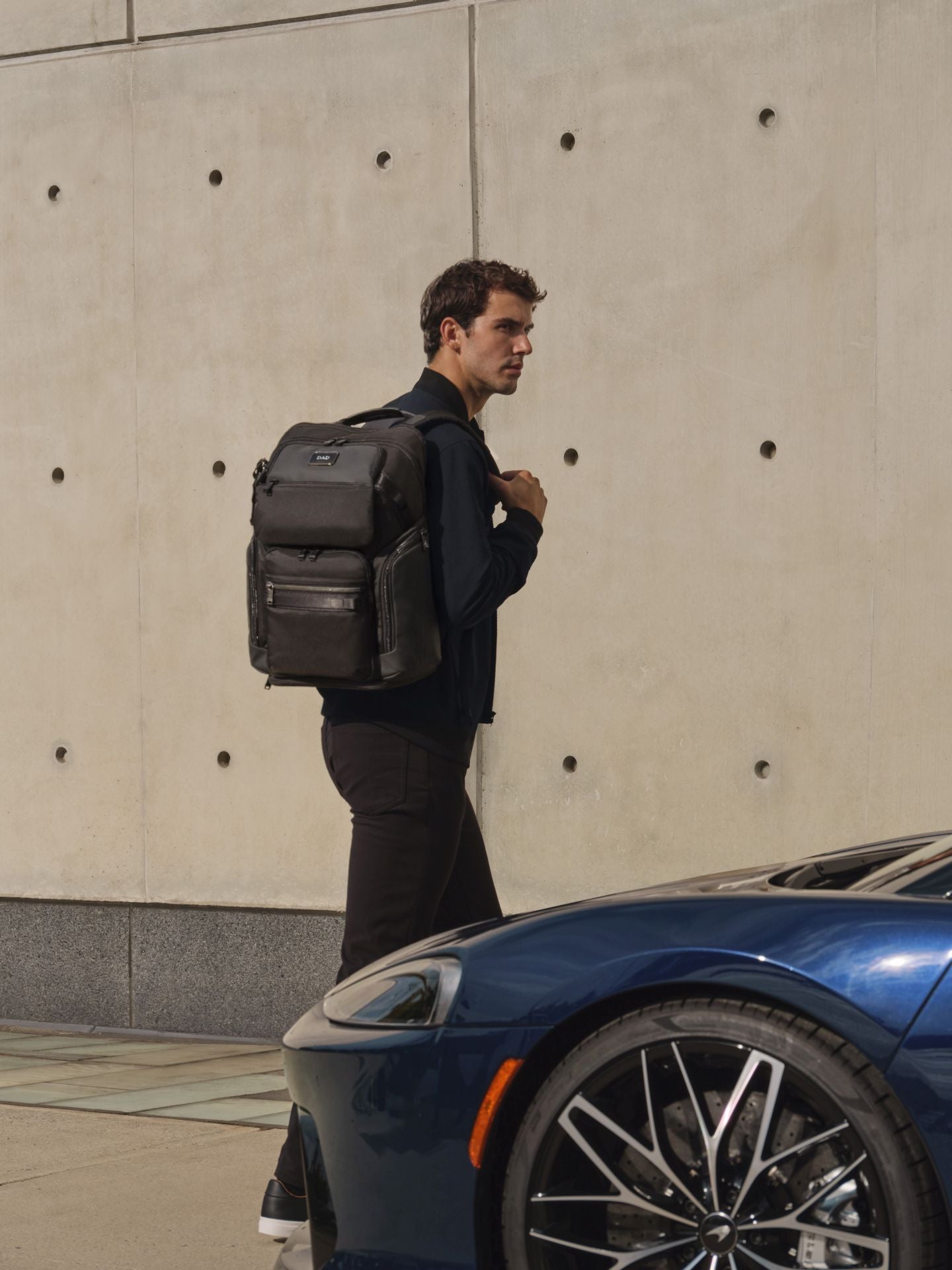 Para padres todo terreno. La marca de maletas de lujo Tumi propone regalar practicidad en este Día del Paddre. Su mochila Nomadic de la colección Alpha Bravo está ideada para quienes buscan funcionalidad sin perder el estilo. Con amplio espacio y bolsillos multifunción, es el compañero perfecto para cualquier aventura. Además, la marca da la posibilidad de personalizarla con un monograma para hacer de esta pieza un regalo único. Precio: 750 euros