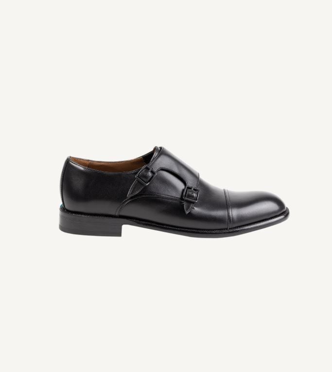 Un zapato elegante. Para los padres que adoran las prendas de lujo, la firma española de calzados Glent ha lanzado al mercado su nueva línea Glent Wear Events, una colección que redefine el concepto de calzado de vestir al combinar elegancia y confort. Fabricados en piel Rusticalf, un cuerpo francés de grano sutil, los modelos de la colección ofrecen un acabado semibrillante que aúna elegancia y flexibilidad. Diseños que incorporan una especial atención en la amortiguazión y suela antideslizante haciendo que cada paso sea seguro y ligero. Modelos como el Monk Pierce que cuenta con doble hebilla y un diseño de lo más elegante. Precio: 299 euros