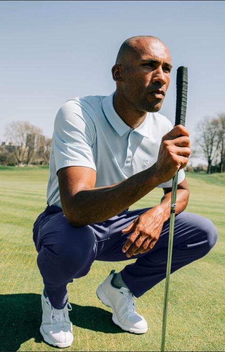 Para esos padres amantes del golf, en la marca deportiva Lululemon cuentan con una amplia selección de prendas y equipación con la que irá a la última. Como este Polo ShowZero con un sofisticado tejido que elimina prácticamente todo rastro de sudor en el exterior. Precio: 88 euros