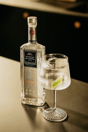 Un cóctel de autor. Este año la ginebra de las 3.000 millas nos propone brindar para reconocer la dedicación de esos padres que siempre buscan lo mejor. Su proceso de doble destilación y su mezcla posterior con agua de Islandia le aporta un equilibrio perfecto, con notas delicadas que combinan perfectamente en multitud de cócteles, convirtiéndola en una ginebra ideal para regalar a los padres más sibaritas. La marca propone combinar 50ml de Martin Miller's Gin Original con 200 de ml tónica premium y un twist de lima, todo ello en un vaso o copa previamente enfriado con hielo, que para finalizar podemos decorar con una cáscara de lima. Precio de la botella: 29,95 euros/ 70 cl