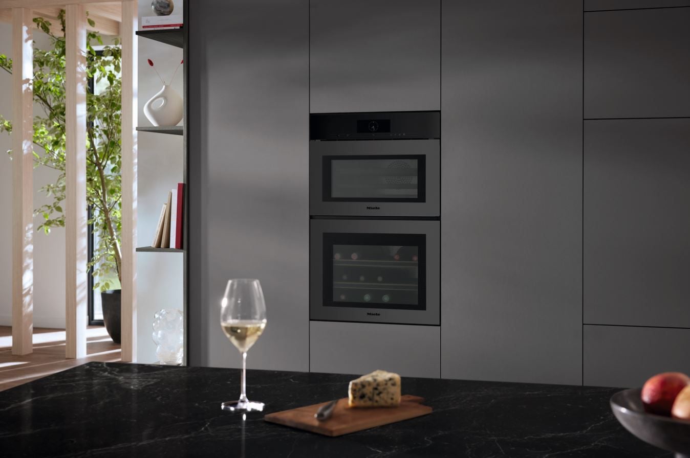 Si tu padre es de los que disfruta descorchando una buena botella en las ocasiones especiales, los acondicionadores de vino de Miele le permitirán conservar su colección en las mejores condiciones. Con hasta tres zonas de temperatura regulables, podrá almacenar tintos, blancos y espumosos a su punto óptimo. Además, su puerta de cristal tintado con filtro UV protege el vino de la luz y su función DynaCool mantiene la humedad al nivel adecuado para evitar que los corchos se sequen. Diseño, tecnología y pasión vinícola en un solo electrodoméstico. Precio: desde 2.849 euros