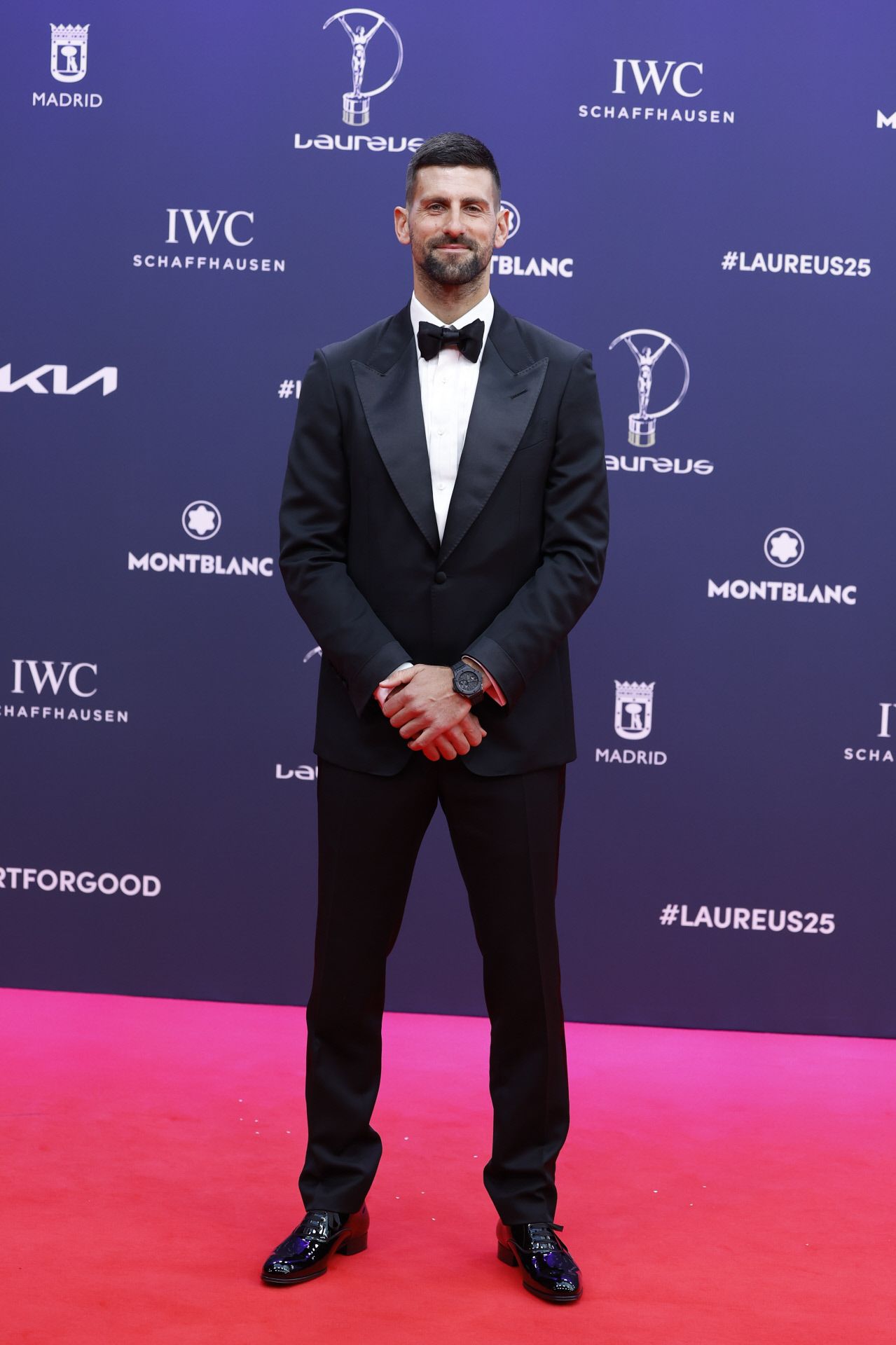 El tenista Novak Djokovic con esmoquin en la alfombra roja de los Premios Laureus 2025. 