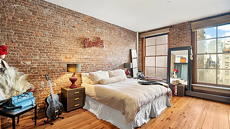 La vivienda tiene tres dormitorios y tres cuartos de baño