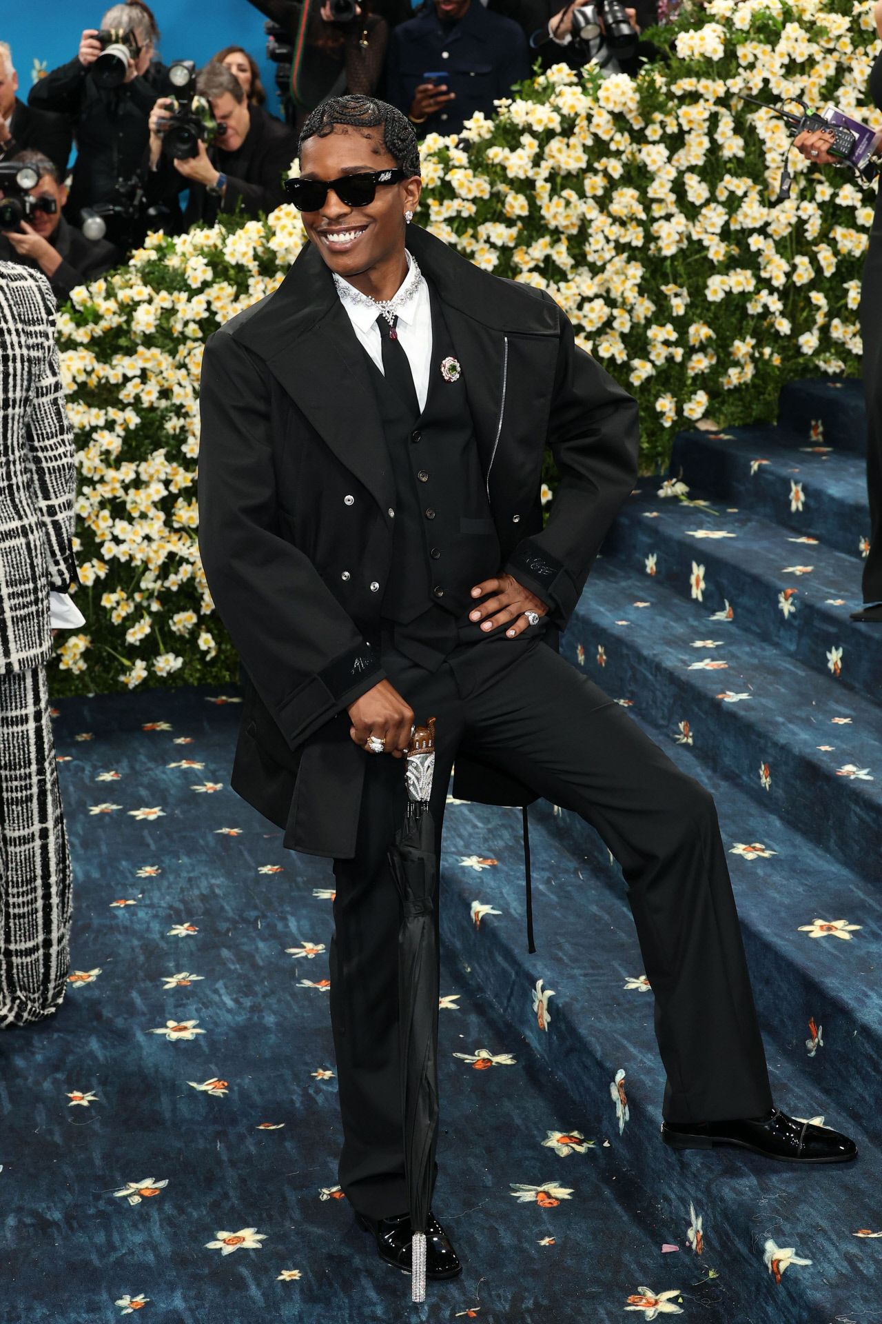 ASAP Rocky, otro de los anfitriones, eligió un traje negro con chaleco y corbata, y broche en la solapa. 