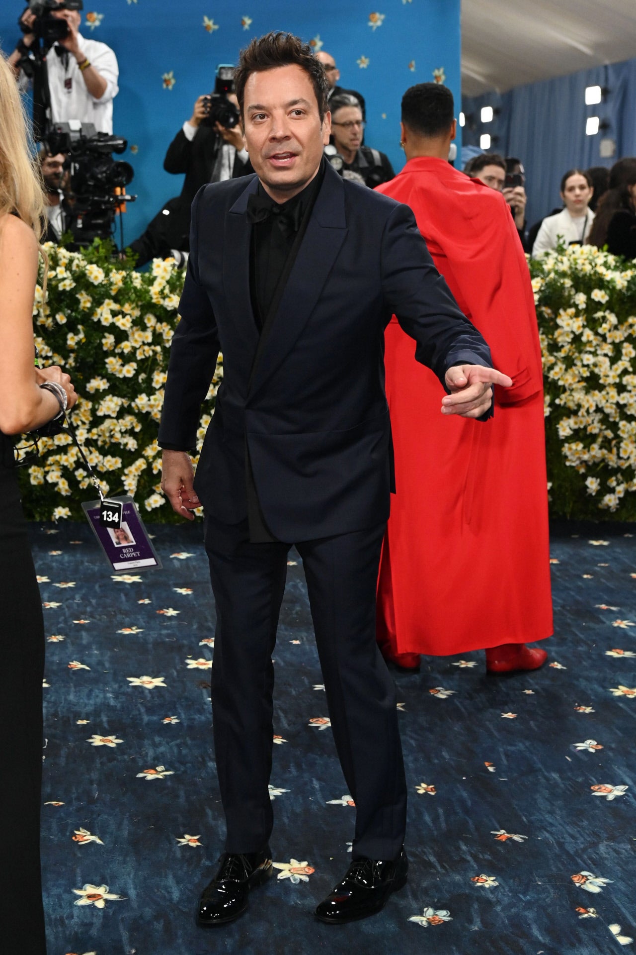 Jimmy Fallon llevó un esmoquin, camisa, pajarita y zapatos a medida de Zegna.