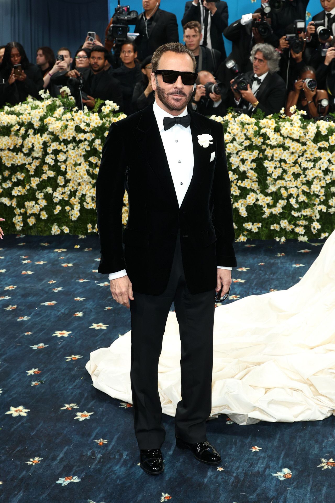 Tom Ford no arriesgó y lució impecable con un esmquin clásico con chaqueta de terciopelo y flor blanca en la solapa. 