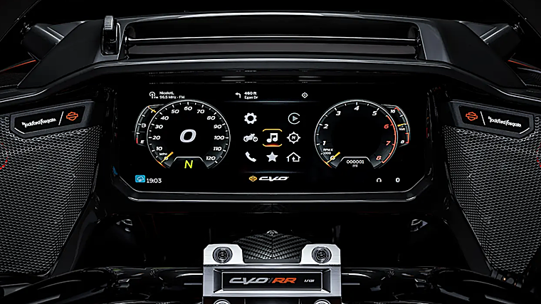 Este modelo viene con una pantalla táctil de 12,3 pulgadas con sistema operativo Skyline