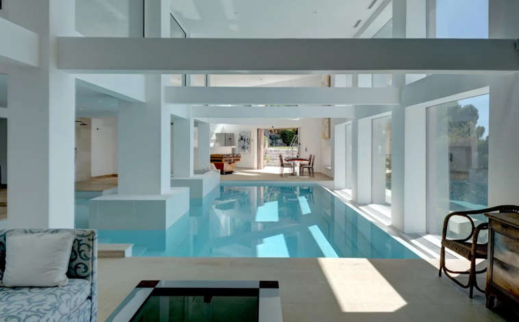 Imagen principal - Spa con jacuzzi de la casa, una de las salas de estar y uno de sus baños