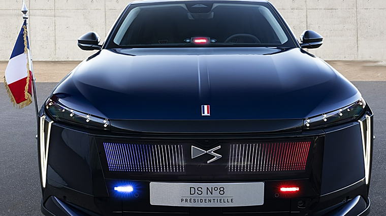 El vehículo presenta la pintura azul zafiro y el DS Luimnascreen con la bandera francesda