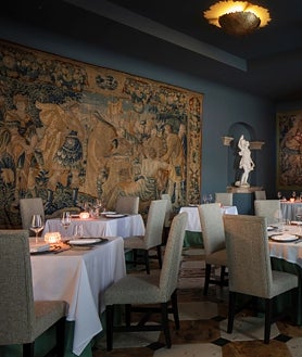 Imagen secundaria 2 - Jorge Manzur siempre tiene flores frescas en el Anantara Villa Padierna. Y usa producto local y de cercanía en su restaurante de cocina andaluza, con eje en la malagueña. La Veranda es su local más gastronómico y donde hay momentos de 'showcooking'.