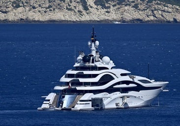 El yate del emir de Qatar, uno de los más grandes y lujosos del mundo, atracado en un puerto español