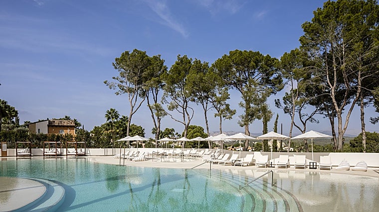 El hotel cuenta con dos piscinas exteriores, una solo para adultos.