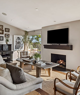 Imagen secundaria 2 - Salón-cocina, uno de los dormitorios y sala de estar con chimenea