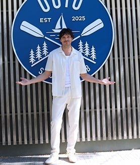 Imagen secundaria 2 - Andrés Velencoso durante la fiesta de celebración de la nueva colección de OOTO