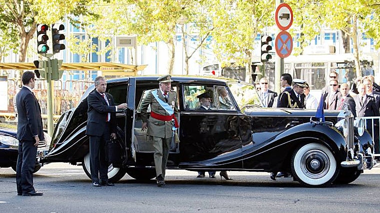 El rey emérito saliendo de un coche clásico oficial de la Casa Real en el 2009