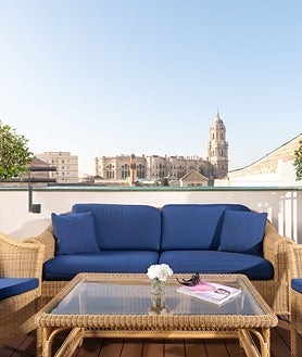 Imagen secundaria 2 - Habitaciones y vistas de la catedral malagueña desde la suite de la torre.