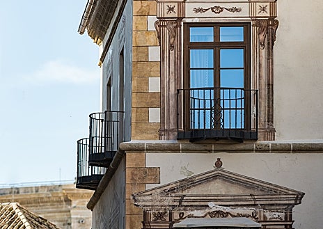 Imagen secundaria 1 - Exterior del Palacio Solecio y detalle de los trampantojos de la fachada. Escalera original dentro del palacio.