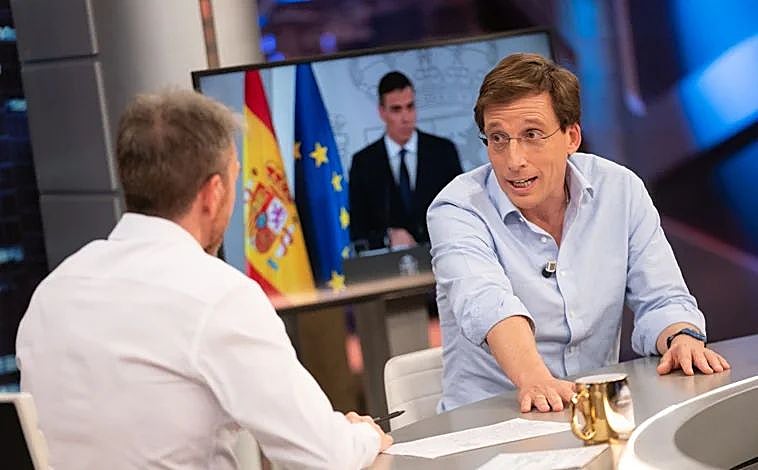 Imagen principal - Detalles del reloj Swatch x Omega de José Luis Martínez-Almeida