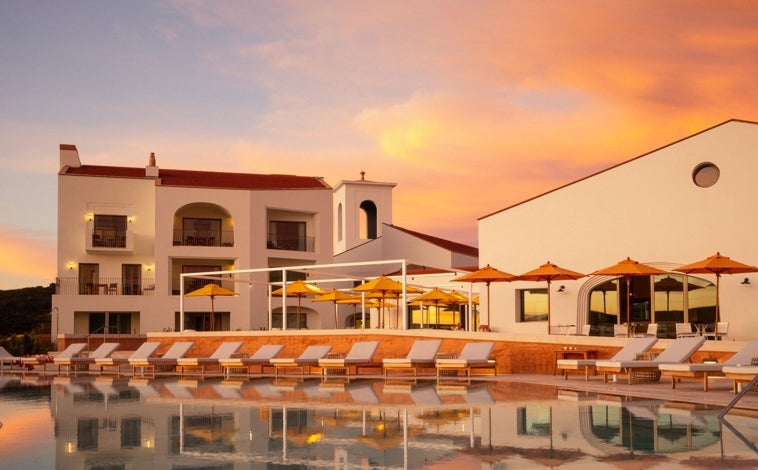 Imagen principal - El hotel está ideado como un pueblo, en medio de una colina.