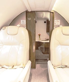 Imagen secundaria 2 - Así es el jet privado en el que viaja Aitana y el influencer Plex: 9.000 euros y servicios personalizados