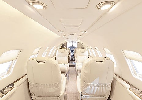 Imagen secundaria 1 - Así es el jet privado en el que viaja Aitana y el influencer Plex: 9.000 euros y servicios personalizados