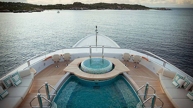 Vista de la piscina del yate