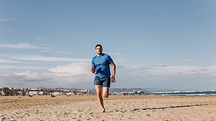 Correr sobre la arena de la playa
